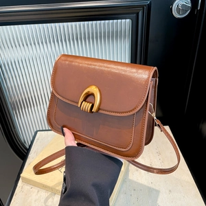 Sacoche vintage en cuir ciré marron avec boucle dorée et grande capacité d'accueil