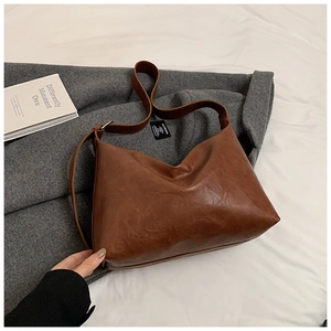 Détail de la texture cuir marron vintage et du design souple du grand sac cabas