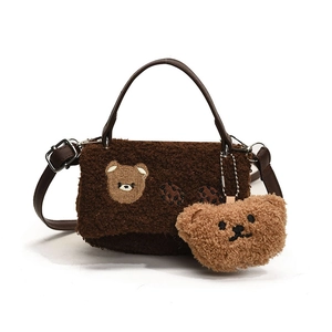 Petit sac bandoulière en peluche marron avec broderie ours et charm ourson