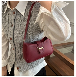 Détail du sac croissant bordeaux avec fermeture à boucle en H dorée élégante