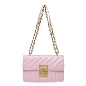 Sac bandoulière rose matelassé en similicuir avec chaîne dorée et fermoir pivotant chic