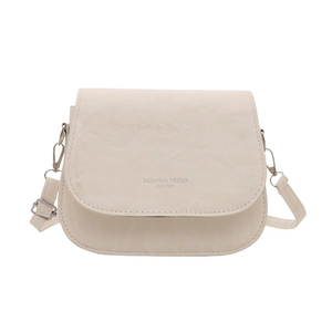 Sacoche selle minimaliste blanc crème avec détails argentés et inscription tendance
