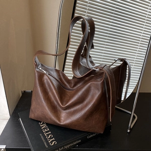 Sac hobo vintage marron avec grande capacité et texture douce en similicuir vieilli