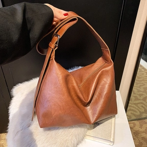 Grand sac bandoulière marron caramel avec plis souples et large sangle ajustable