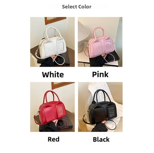 Détail des quatre options de couleur : sacs Boston en blanc, rose, rouge et noir