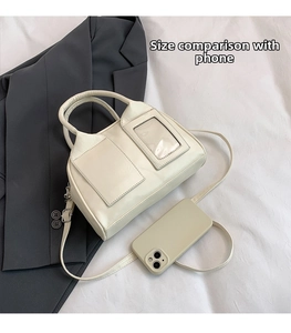 Comparaison détaillée de la taille du sac Boston crème avec un smartphone