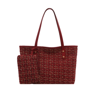 Borsa tote in tweed rosso con manici in pelle e pochette coordinata su sfondo bianco