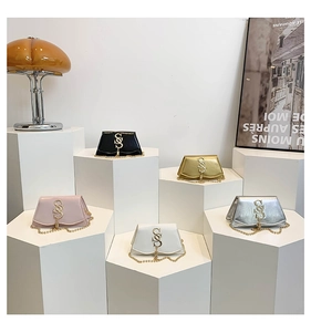 Collection de mini sacs à chaîne en cinq coloris avec logo S sur support géométrique
