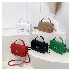 Détails de cinq sacs à bandoulière colorés en cuir avec fermoirs métalliques dorés