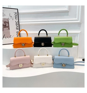Séléction de mini sacs bandoulière colorés avec fermoirs ronds et poignées