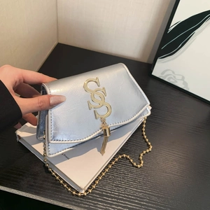 Mini sac bandoulière argenté brillant avec chaîne dorée et logo métallique