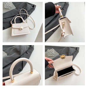 Vue détaillée du sac bandoulière blanc crème avec texture croco et fermoir doré