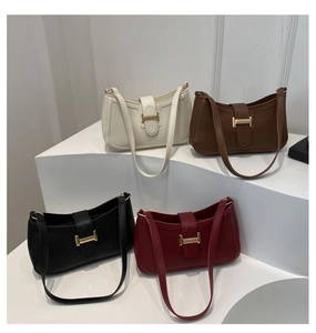 Comparaison de sacs à bandoulière unis en blanc, marron, noir et bordeaux élégants