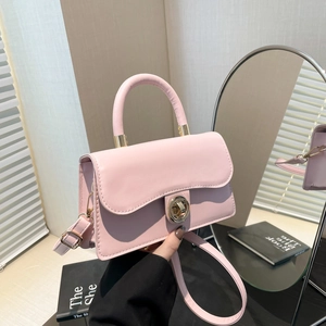 Petit sac carré rose en cuir avec fermoir anneau doré et bandoulière réglable