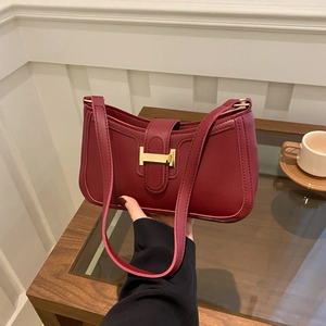 Sac hobo rouge vin élégant avec boucle H dorée et finition en cuir lisse de qualité