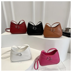 Cinco bolsos baguette vintage minimalistas en varios colores exhibidos en soportes
