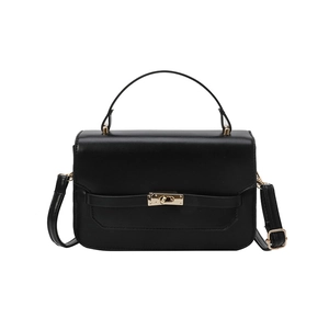 Sac à main chic noir mat avec serrure dorée et bandoulière réglable élégante