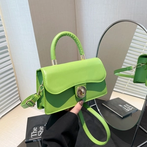 Sac à main carré en cuir vert citron avec fermoir rotatif doré et bandoulière réglable