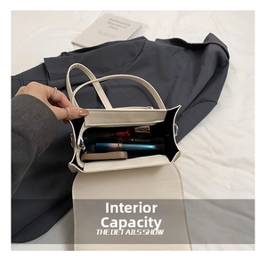 Vista interna della borsa in pelle bianco sporco con spazio per cosmetici e zip interna
