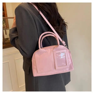 Rosa Boston Bag mit Klarsichtfenster, getragen zum dunkelgrauen Blazer für Damen