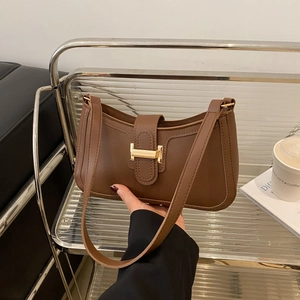 Sac sous le bras croissant en cuir marron avec boucle H dorée et bandoulière femme