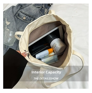 Vue de dessus du sac cabas blanc montrant sa grande capacité pour tablette et produits
