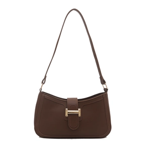 Sac hobo marron foncé rétro avec finition lisse et boucle dorée sur fond blanc immaculé