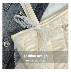 Détail du cabas matelassé avec nœud en dentelle sur fond de vêtement denim