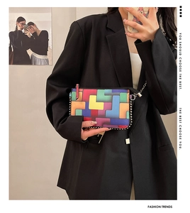 Détail du sac patchwork géométrique coloré avec bordure perlée et bandoulière chaîne