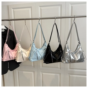Detailansicht der Tragetaschen mit Schleifendekor in Pink, Weiß, Blau, Schwarz und Silber