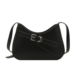 Bolso medialuna negro minimalista con hebilla metálica plateada sobre fondo blanco