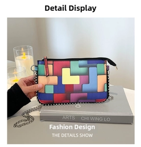 Détail d'un sac à bandoulière aux motifs géométriques colorés avec chaîne en métal