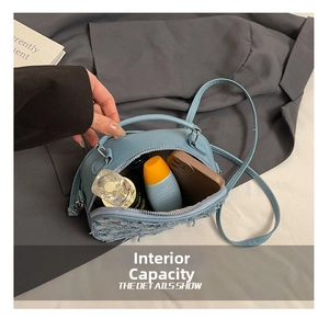 Details zur Innenkapazität der blau strukturierten Denim-Muscheltasche für Damen