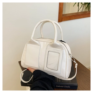 Détail du sac Boston blanc au fini brillant avec fente pour carte transparente