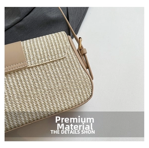 Détail de la texture tissée crème avec bordure en cuir marron et boucle dorée sur le sac