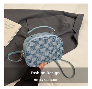 Detail der Crossbody-Tasche aus Denim mit blau-weißem Schachbrettmuster-Effekt