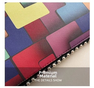 Détail macro du motif géométrique coloré et des rivets métalliques sur le sac en cuir