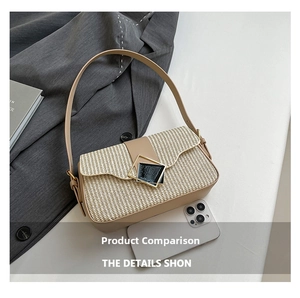 Sac bandoulière tissé chic avec boucle dorée et smartphone pour comparer la taille