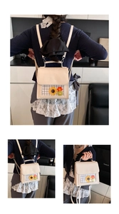 Dettaglio di uno zaino in pelle PU bianco crema con finestra in PVC trasparente e fiori