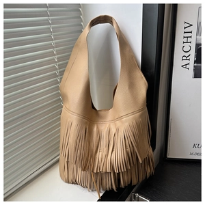 Dettaglio della borsa tote kaki con trama litchi e frange a strati alla moda