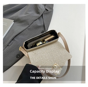 Vue intérieure du sac beige montrant la capacité pour téléphone, rouge à lèvres et objets