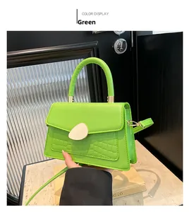 Détail du sac à main vert vif en PU gaufré croco avec boucle dorée en forme de goutte d'eau
