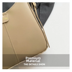 Gros plan des coutures fines et de la texture du cuir sur un sac seau beige chic
