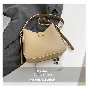 Détail du sac cabas en cuir PU beige avec étiquette FASHION à côté d'un smartphone