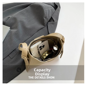 Capacité interne pratique du petit sac beige montrant le rangement du mobile et maquillage