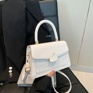 Sac à main blanc en cuir crocodile avec fermoir en pierre et bandoulière réglable