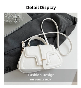 Dettaglio borsa bianca in pelle con fibbia dorata e patta curva su tessuto grigio scuro