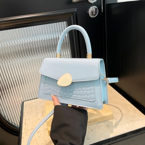 Sac à bandoulière bleu clair avec motif crocodile et boucle magnétique dorée