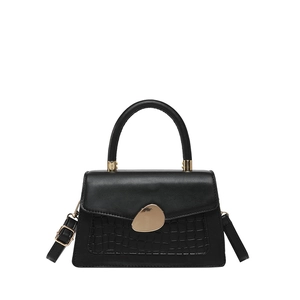 Sac à main noir avec motif crocodile et fermoir doré sur fond blanc pur