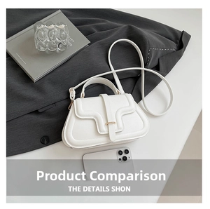 Confronto dimensioni borsa a mano in pelle bianca con smartphone su sfondo minimalista